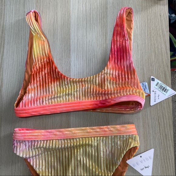 Dippin Daisy’s festival top & high waist bottoms - Picture 2 of 5